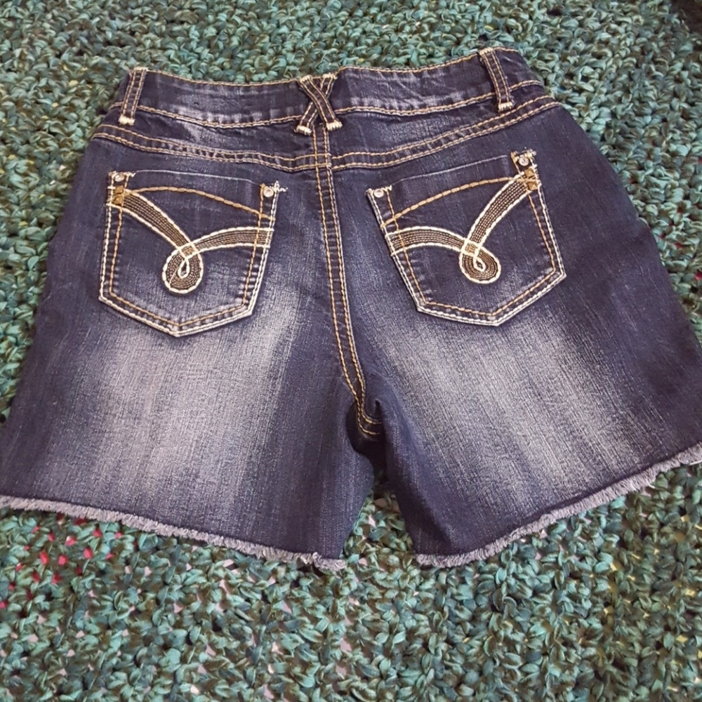 Shorts - Picture 3 of 4